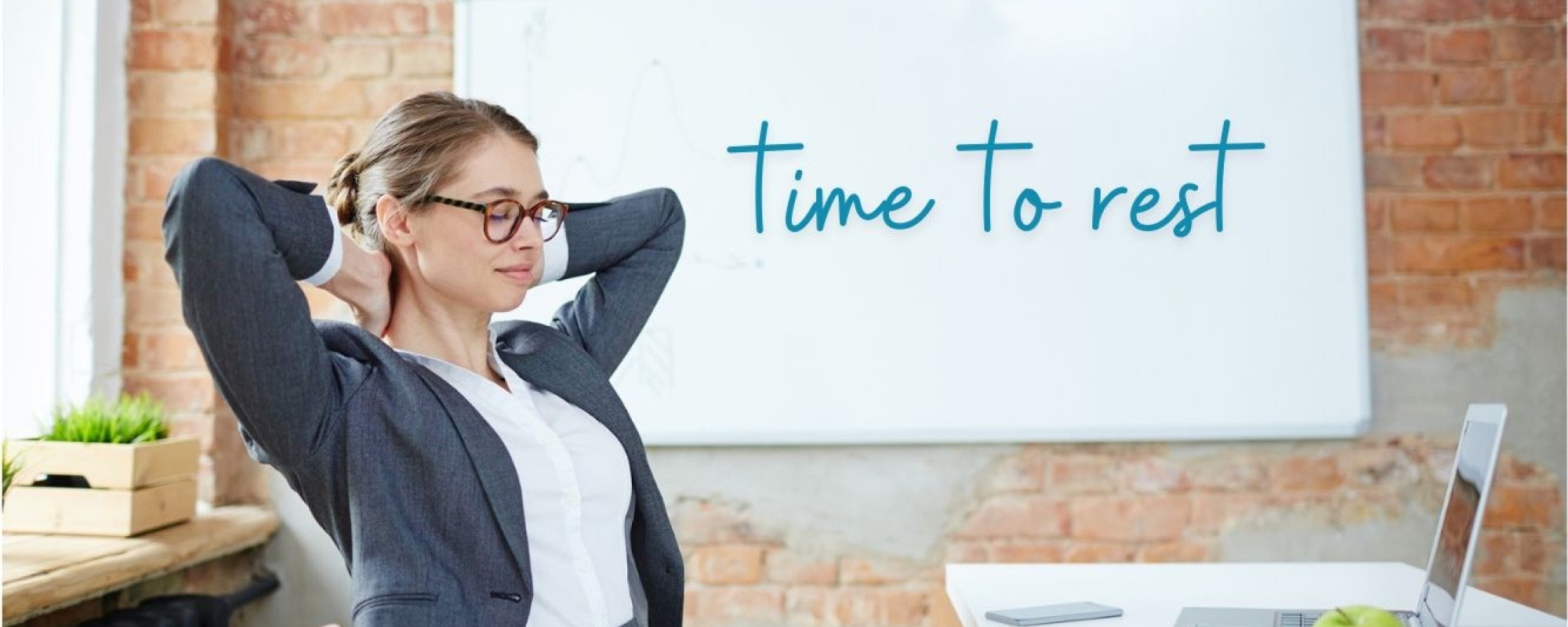 mujer descansando en oficina
