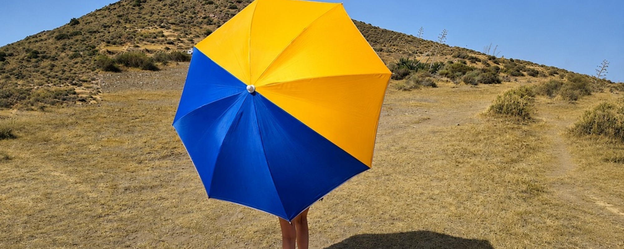 chica protegida del sol