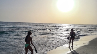 chicas haciendo deporte en la playa