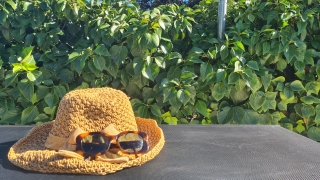 sombrero con gafas sol