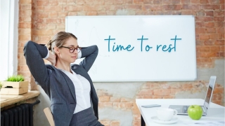 mujer estirando en la oficina