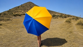 chica resguardada del sol